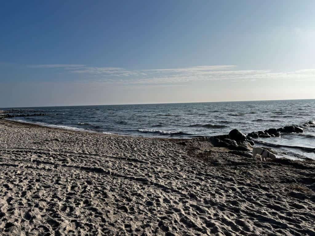 Weiter Sandstrand in Grömitz mit Blick auf die offene Ostsee