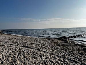 Weiter Sandstrand in Grömitz mit Blick auf die offene Ostsee