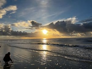 Sonne spiegelt sich im Wasser der Nordsee bei Sankt Peter-Ording
