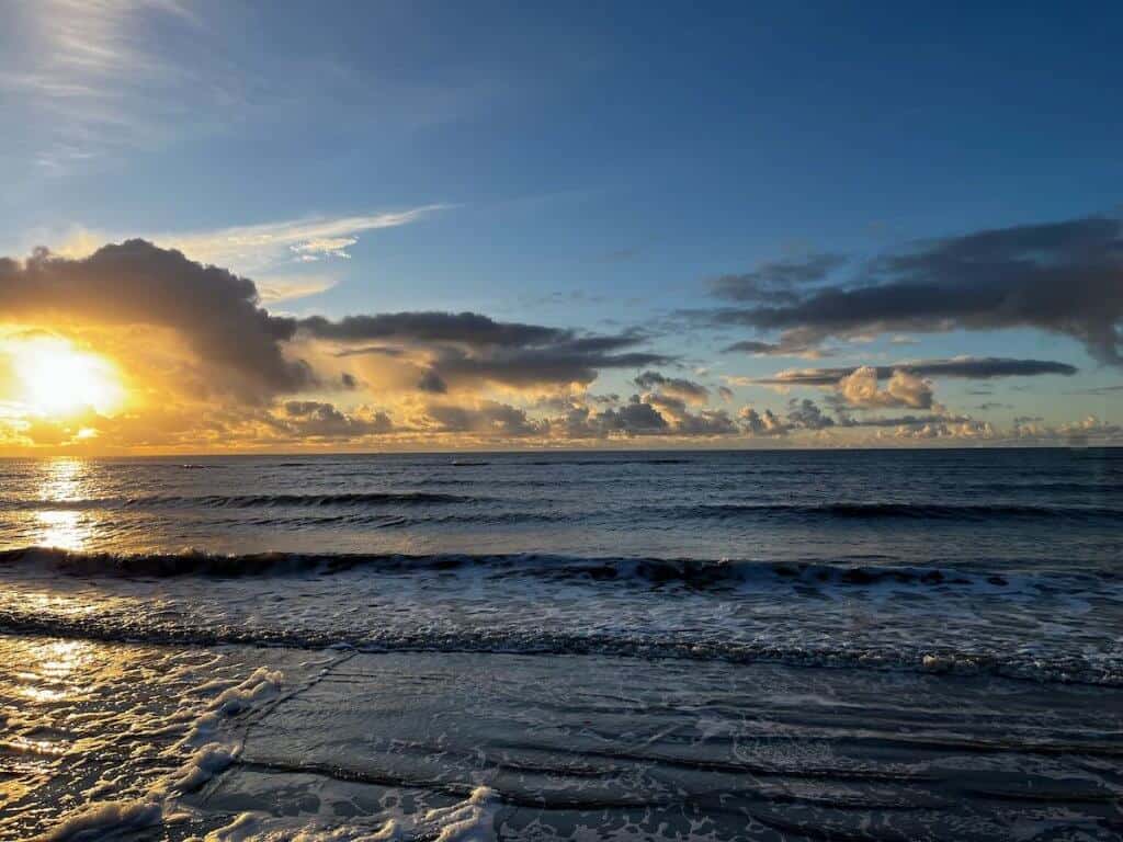 Abendstimmung an der Nordsee in Sankt Peter-Ording mit reflektierendem Wasser