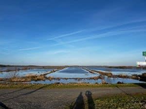 Moorlandschaft im Teufelsmoor mit spiegelnden Wasserflächen und Himmel