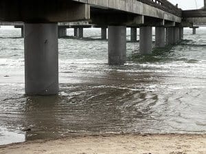 Blick unter die Seebrücke Heiligenhafen auf die winterliche Ostsee