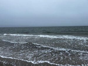 Raue Ostsee mit Wind und Wellen vor Heiligenhafen im Winter