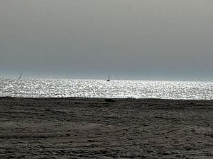 Glitzernde Ostsee auf Fehmarn mit ruhigem Strand und weiter Sicht