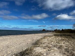 Küstenlandschaft bei Wismar mit Strand, Meer und blauem Himmel
