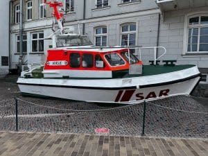 eenotrettungsboot der DGzRS im Hafen von Warnemünde