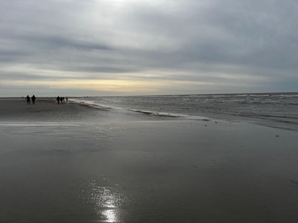 Ruhige Nordsee mit Sonnenreflexionen bei Ebbe in St. Peter-Ording