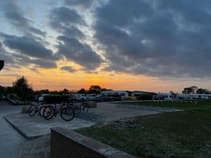 Abendstimmung an der Ostsee bei Heiligenhafen mit Fahrrädern im Vordergrund