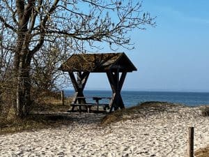 Holzunterstand am Strand von Boltenhagen mit Blick auf die Ostsee