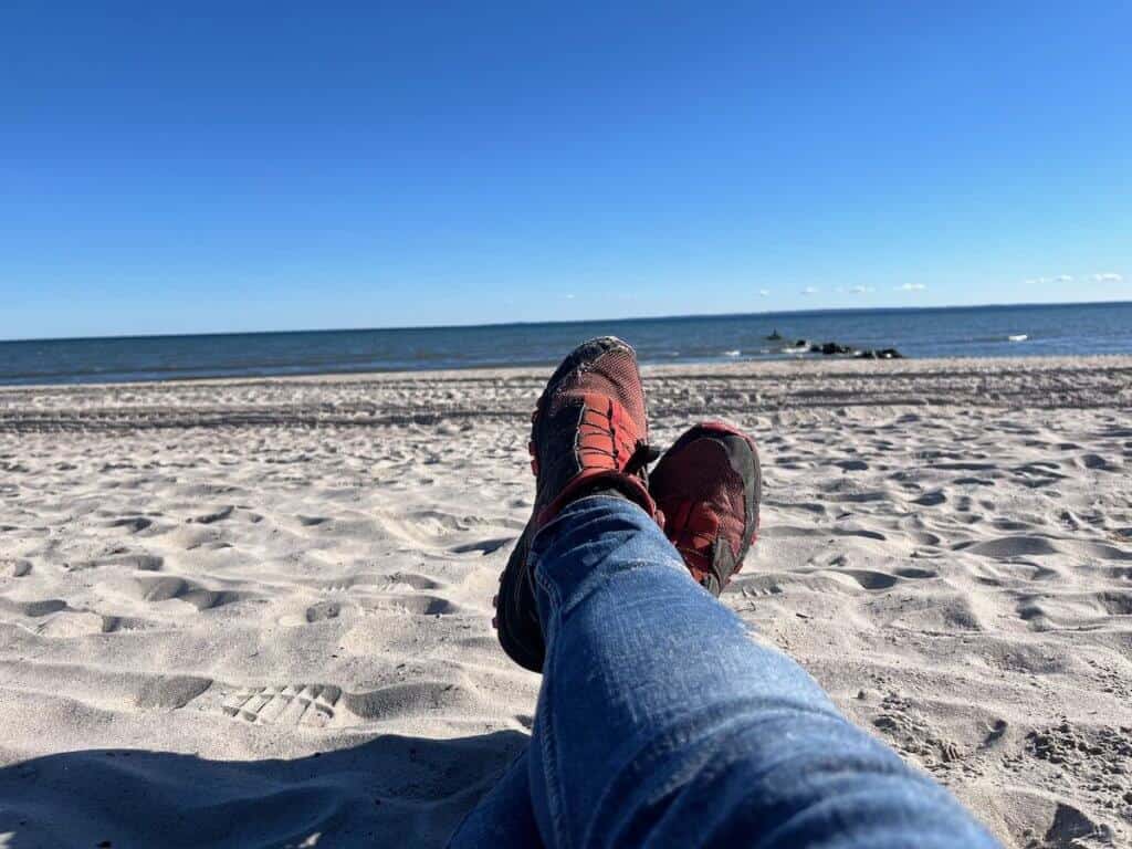 Entspannte Pause im Sand mit Blick auf die Ostsee bei Dahme