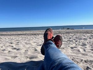 Entspannte Pause im Sand mit Blick auf die Ostsee bei Dahme