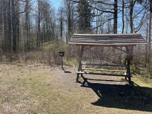 Rastplatz im Harz mit Bank auf der Fahrradtour rund um den Poppenberg