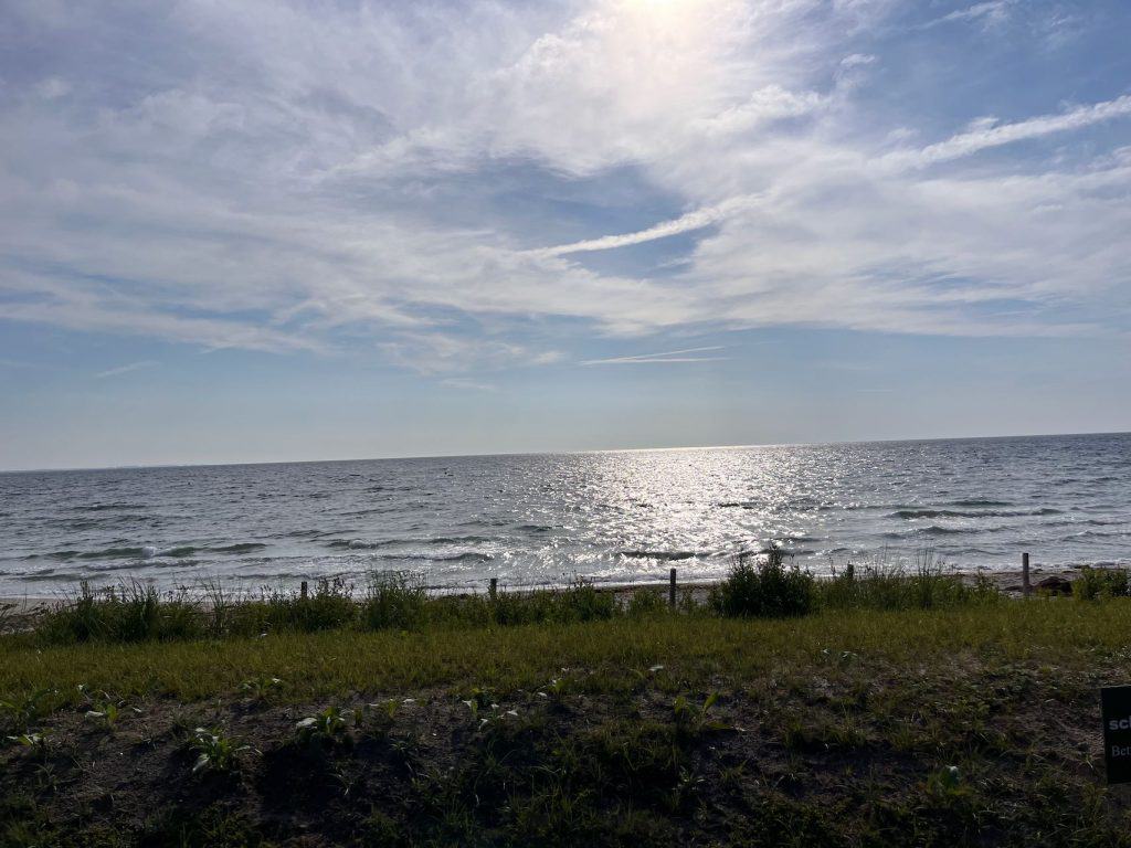 Frühstück in Grömitz mit Meerblick – entspannter Morgen im Strandcafé mit Blick auf die Ostsee