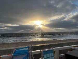 Sonnenuntergang über dem Meer mit Wolkenstimmung auf Sylt