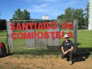 Ankunftsschild Santiago de Compostela – Ziel erreicht im Camino Frances Teil 4