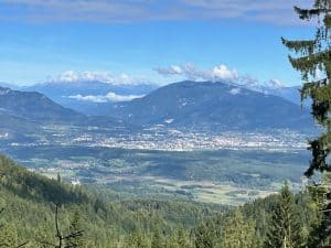 Blick über Täler und Berge während der Radreise nach Kroatien am ersten Tag