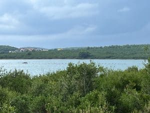 Radreise Istrien – Lagunenartige Küstenlandschaft unter dunklen Wolken