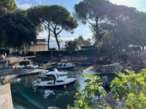 Radreise Opatija – kleiner Hafen mit Booten im klaren Wasser
