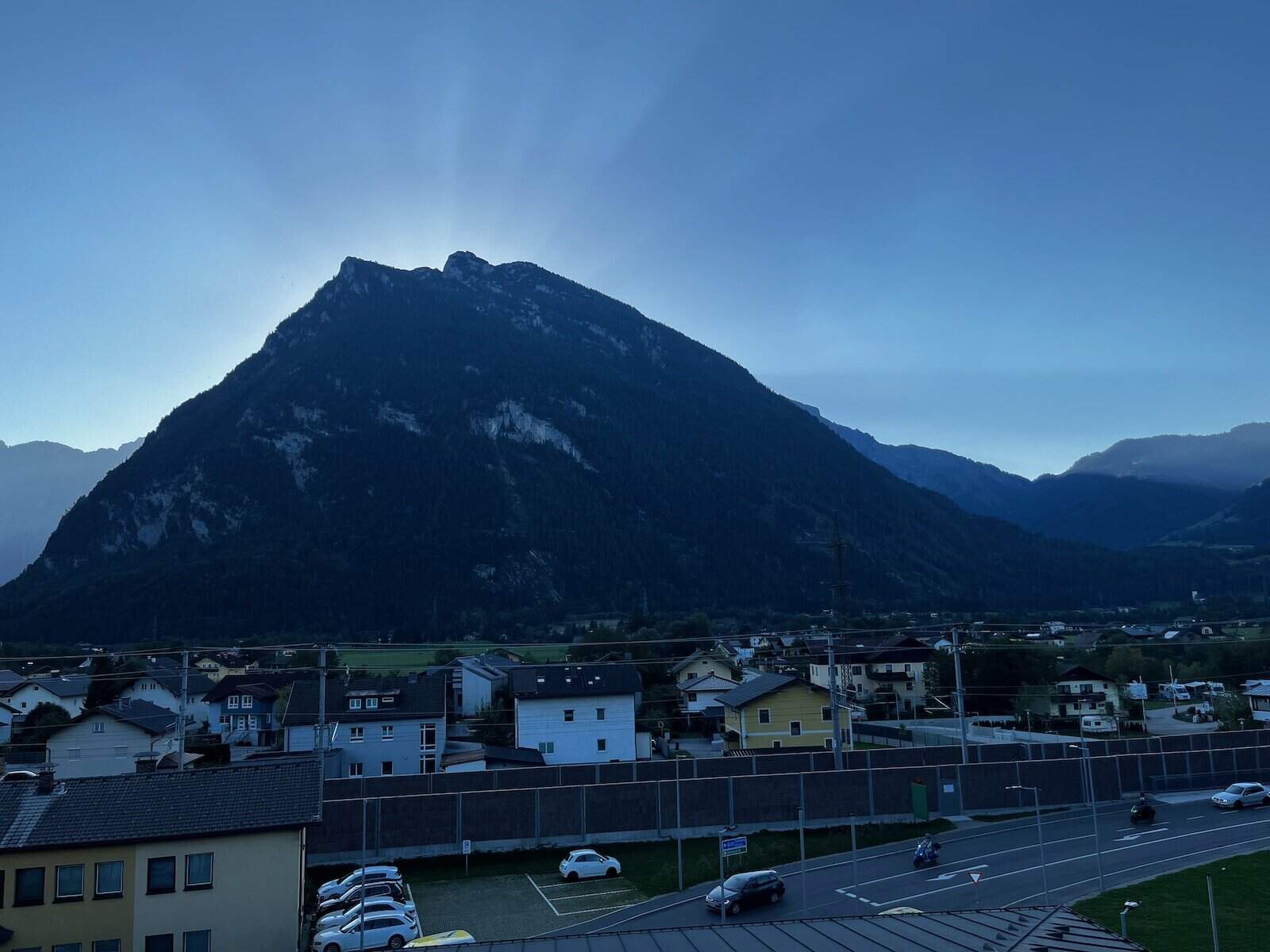 Abendstimmung über Golling mit Blick auf Berge und Kreisverkehr