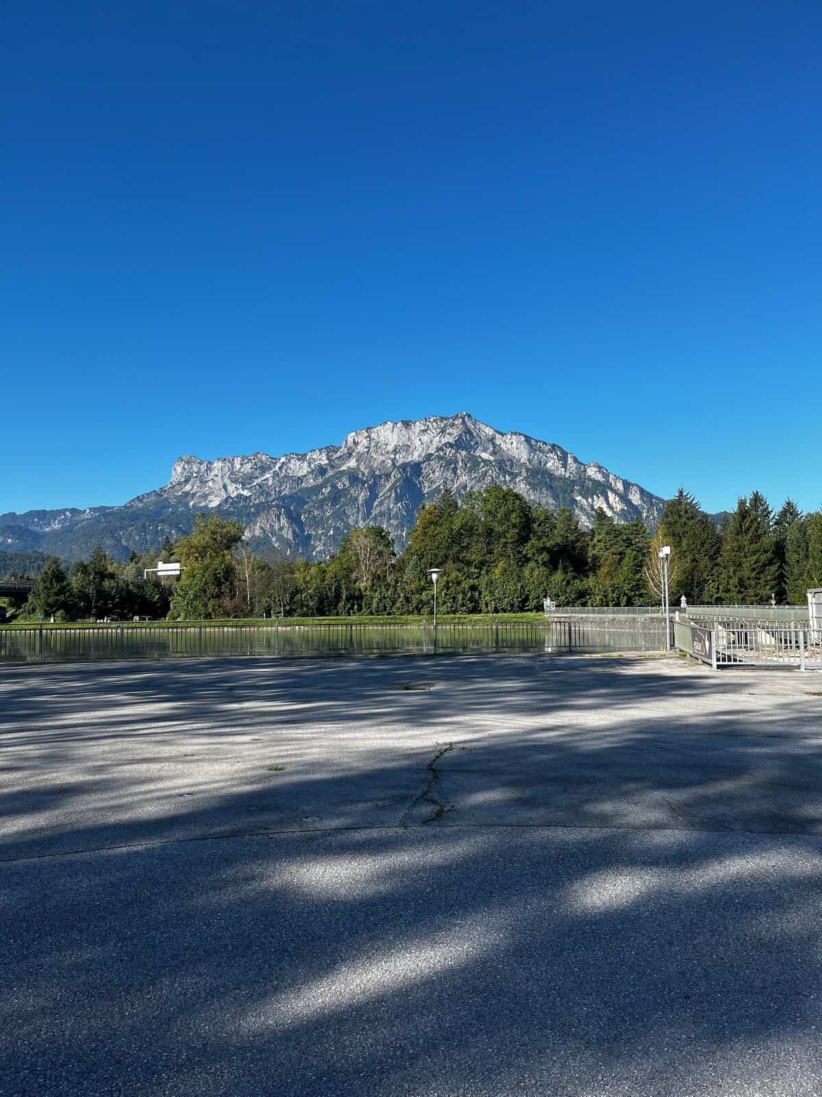 kannst du mir für die 20 Bilder im abgehangenen screenshot einen passenden alt text je bild erstellen