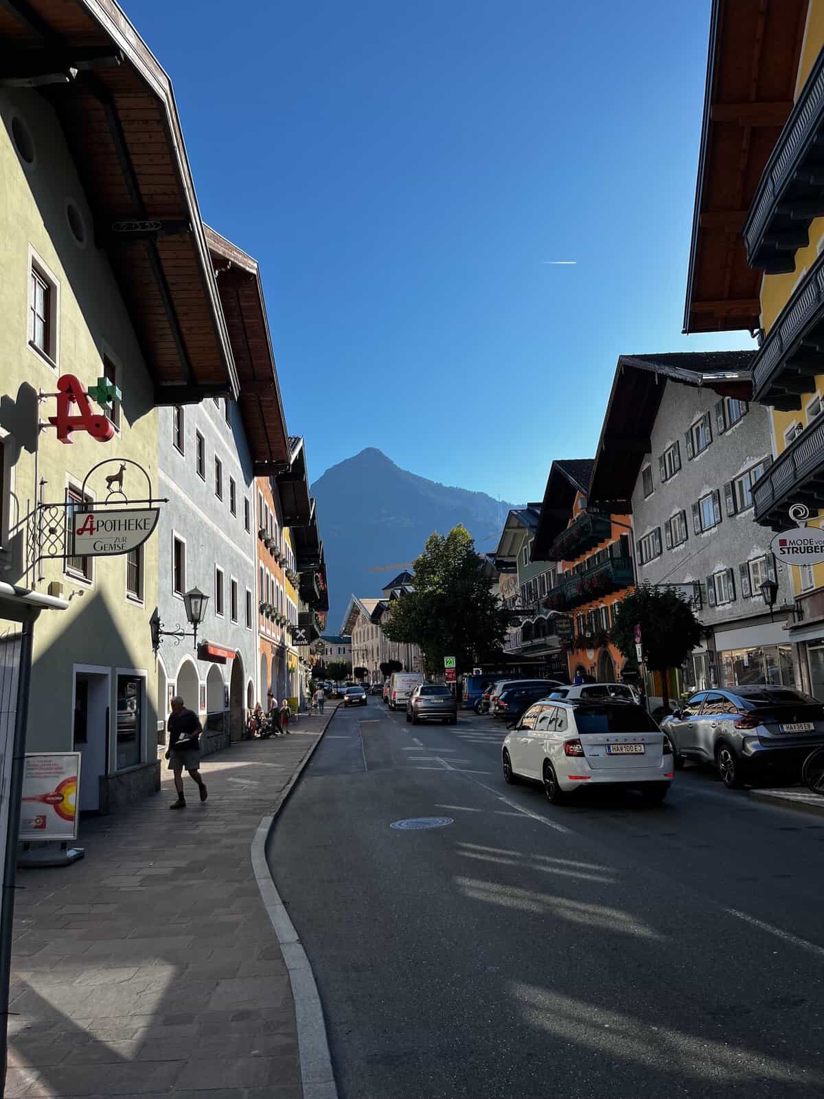 Gasse in Golling mit traditionellen Häusern und Bergblick im Hintergrund