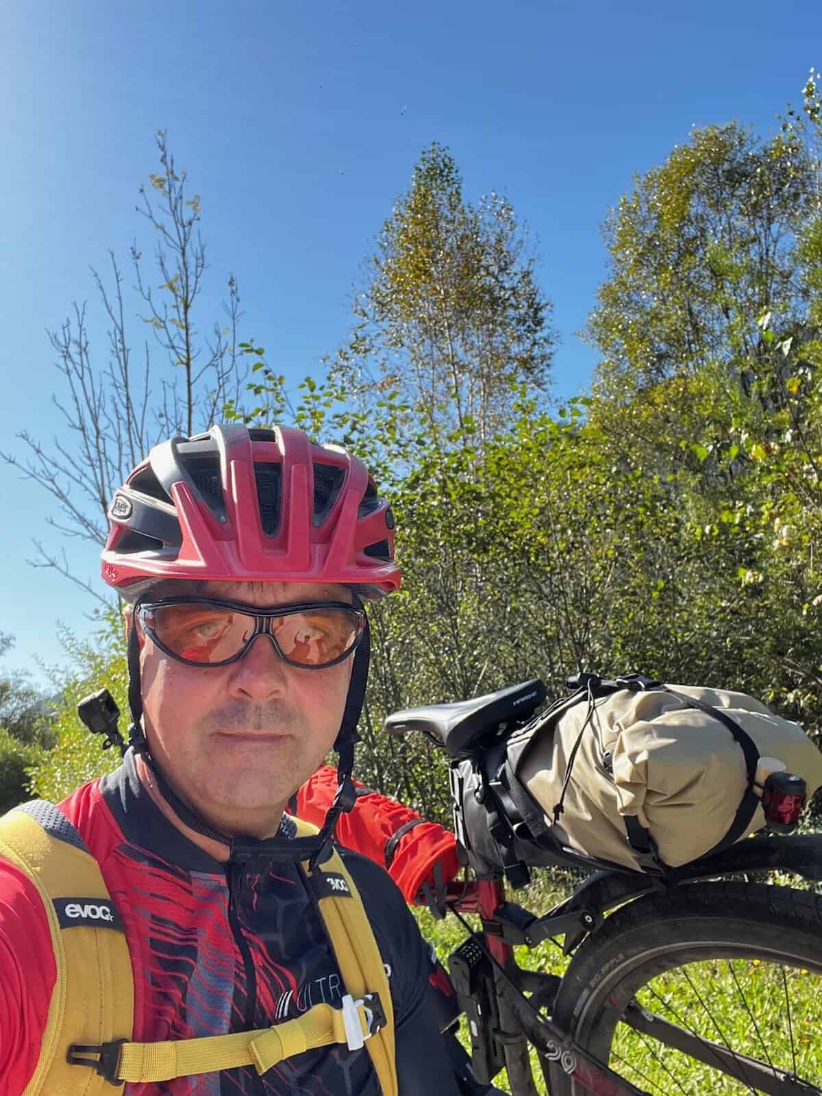 Cafétische in einer kleinen Altstadtgasse in St. Johann, Sonnenlicht zwischen alten Fassaden