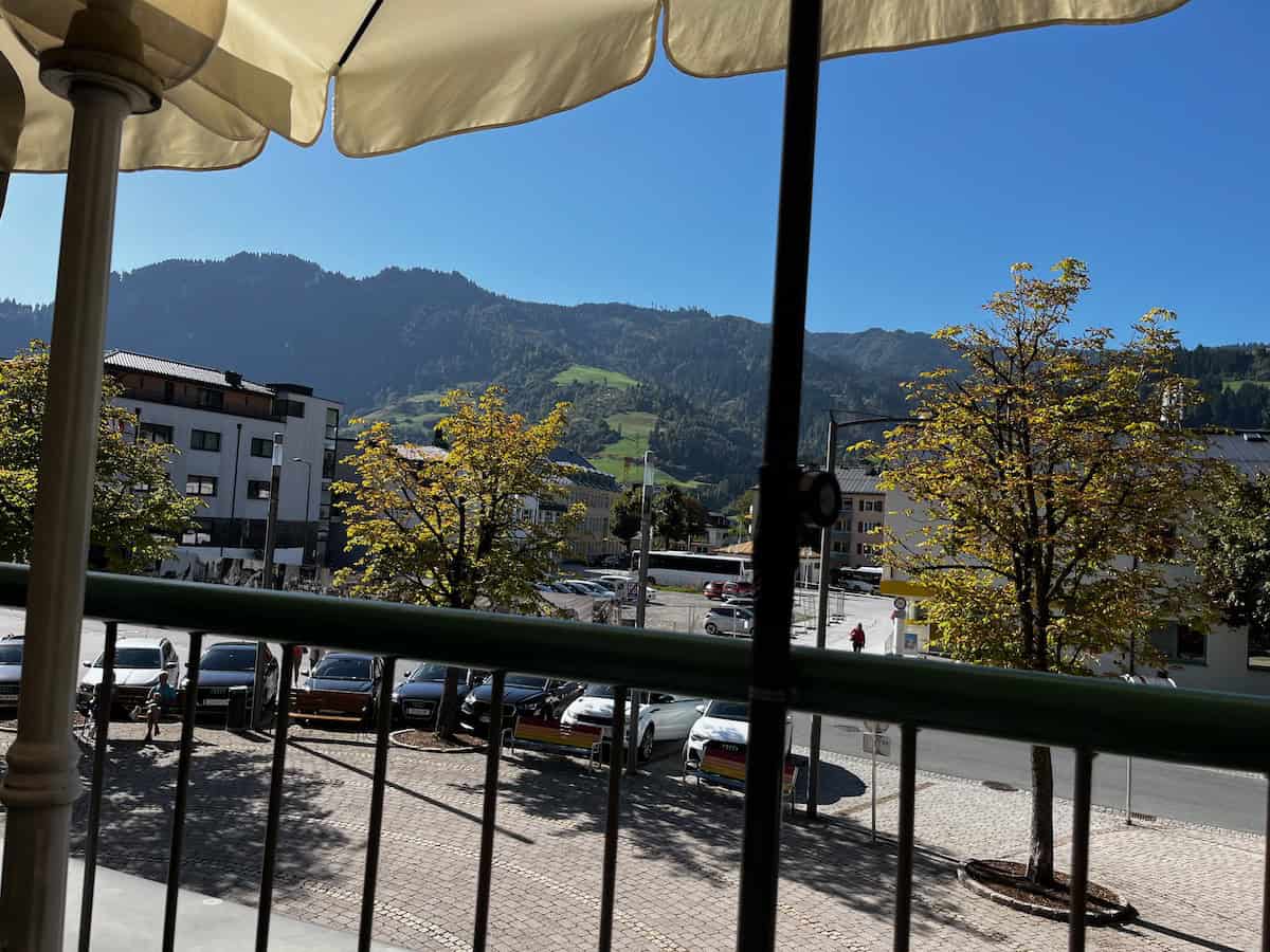 Flusslauf zwischen bewaldeten Ufern mit Bergen im Hintergrund, ruhige Etappe der Radreise