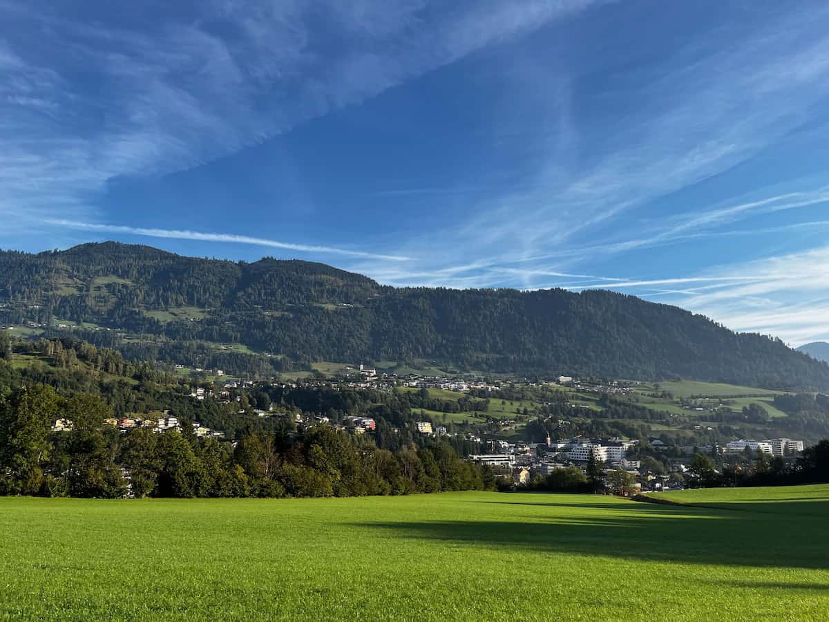 Weite grüne Wiesen und Berglandschaft im Mölltal an einem sonnigen Morgen