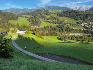 Serpentinenstraße durch das Mölltal mit Blick auf saftige Almen und Berge