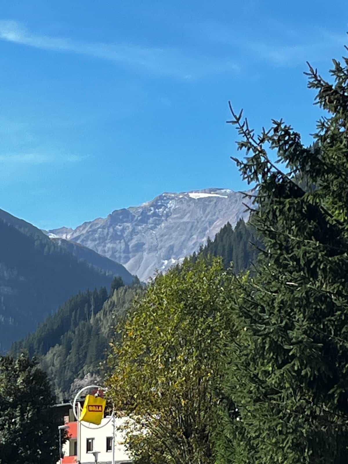 Wasserfall im Mölltal mit schäumendem Wasser zwischen steilen Felsen