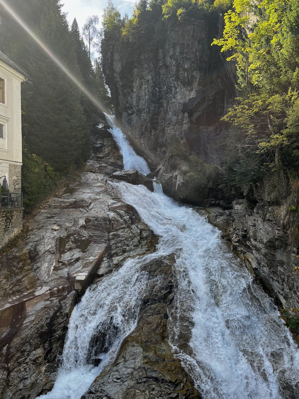 Klares Bachbett im Mölltal mit Steinen und ruhigem Wasser