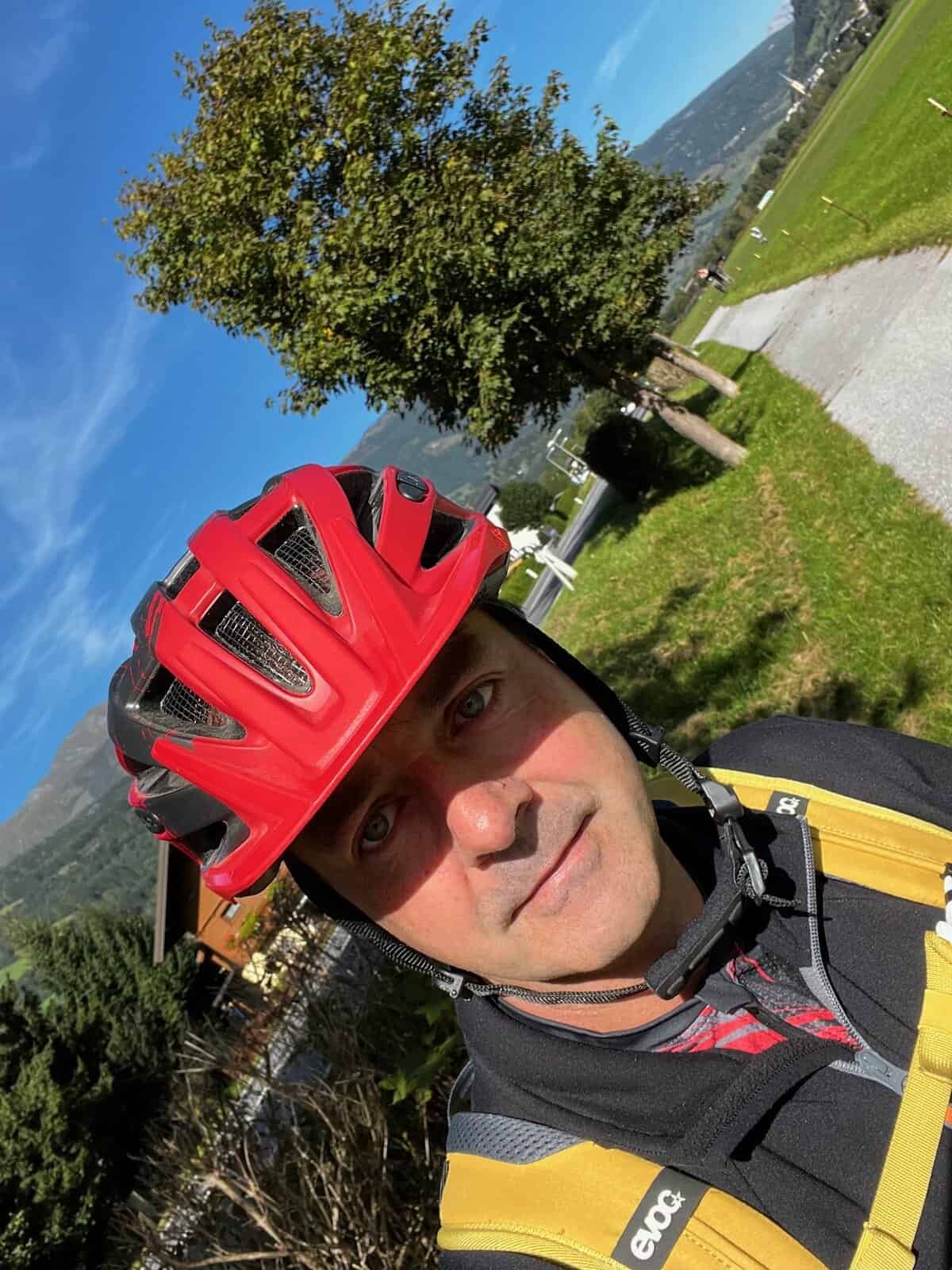 Radweg durch das Mölltal mit Blick auf Berge und offene Wiesen