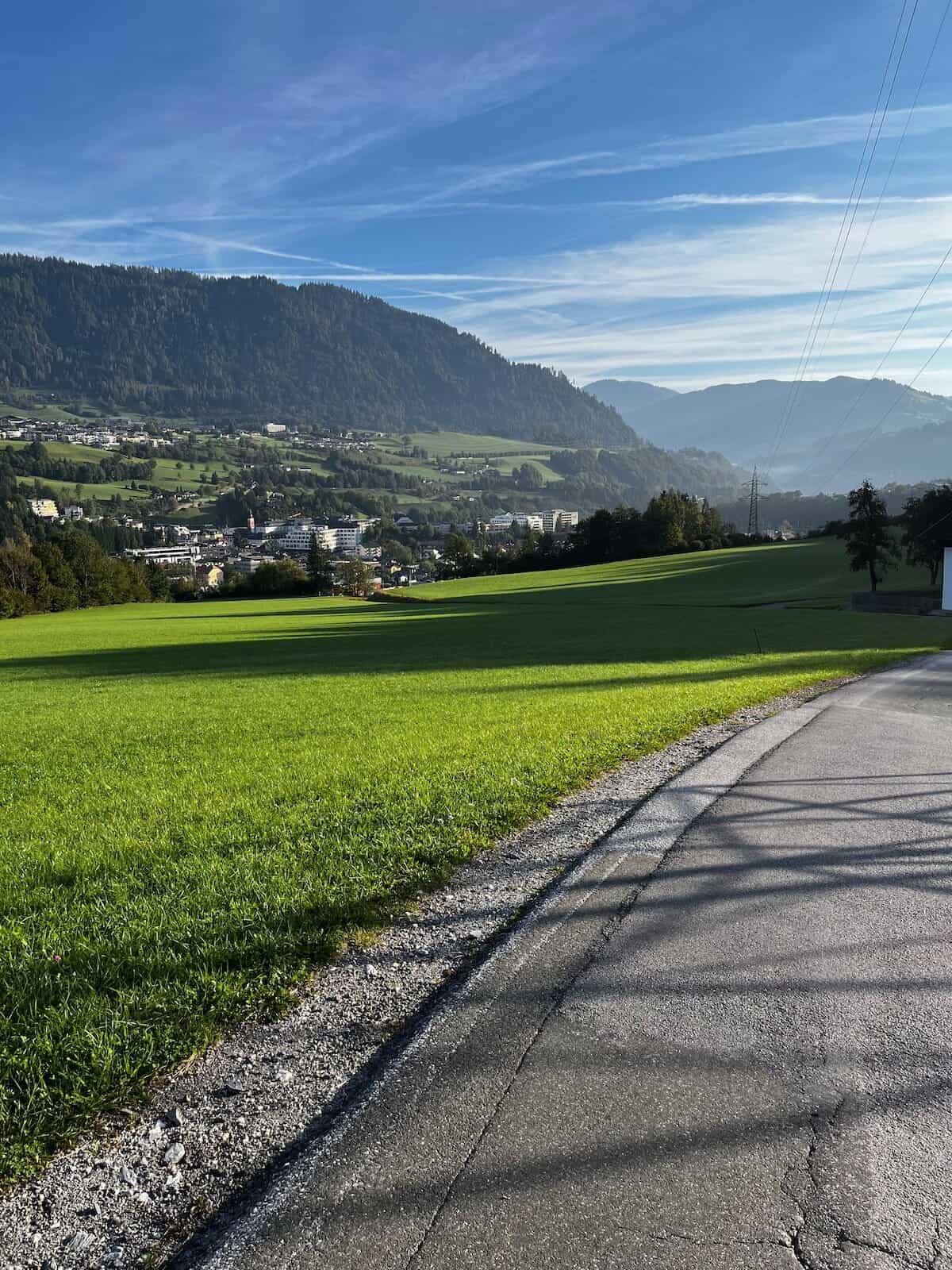 Morgenstimmung am Fluss im Mölltal mit Nebel über dem Wasser