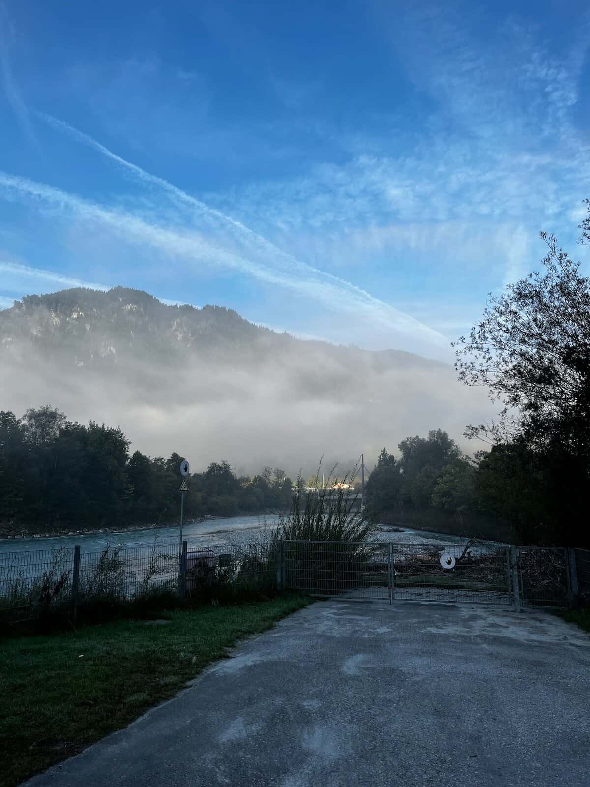 Radfahrer mit Mountainbike an der Tauernbahn im Mölltal