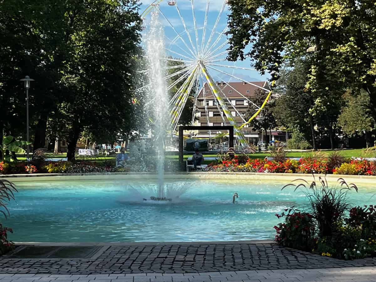 Weiter Blick über eine gerade Straße im sonnigen Drautal