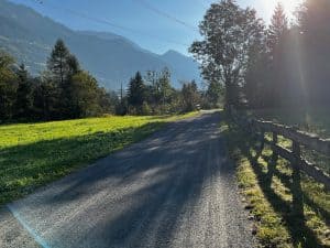 Radfahrer mit Helm an einem steinigen Weg im Hochgebirge nahe Spittal