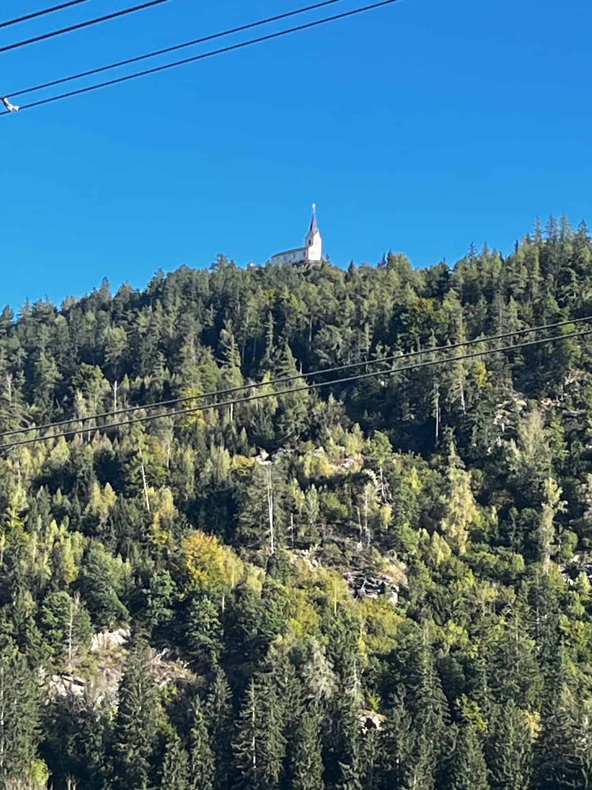 Schmaler Waldweg entlang eines kleinen Gebirgsbaches im Süden Österreichs