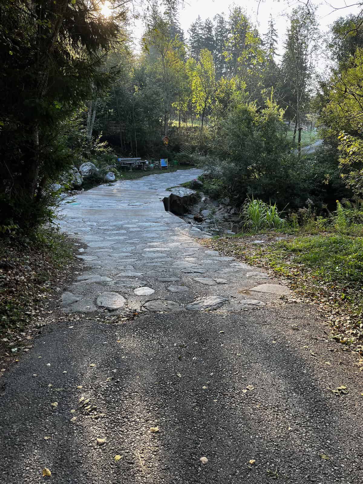 Ortseinfahrt von Spittal mit Alpenpanorama und klarer Herbstluft