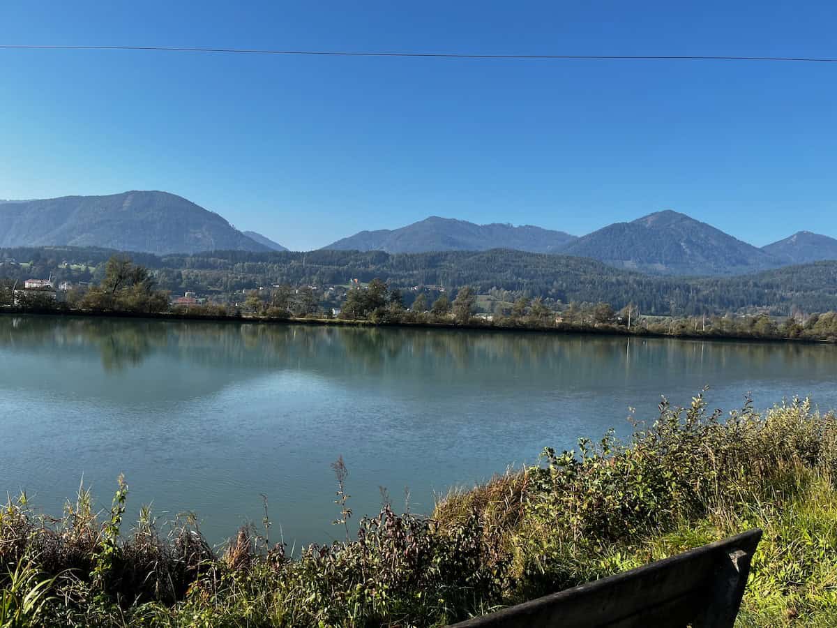 Ruhiger See mit Bergpanorama entlang des Alpe Adria Radwegs