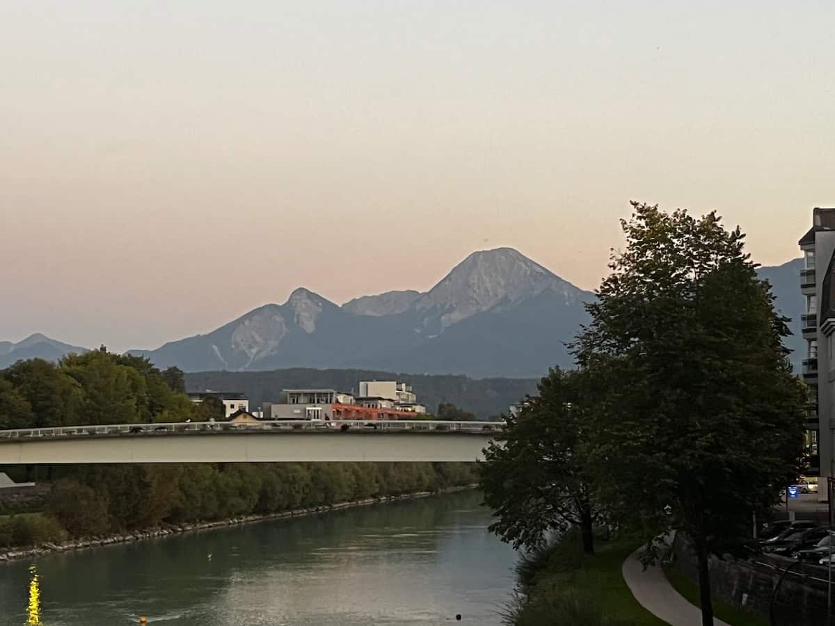 Abendlicher Blick auf Berge und Fluss bei Villach