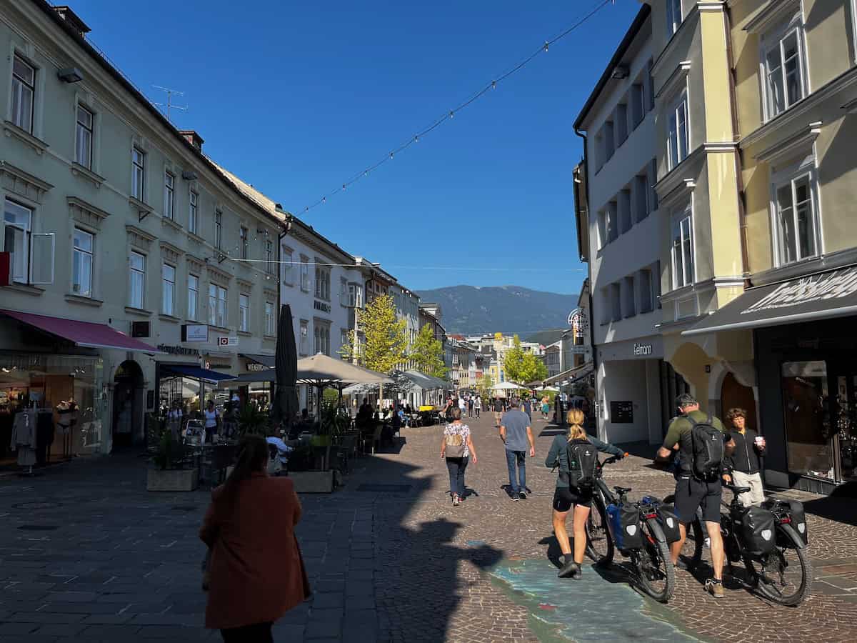 Belebte Fußgängerzone in Villach an einem sonnigen Nachmittag