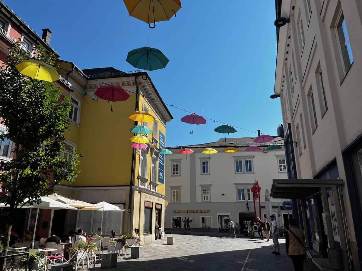 Beladenes Reiserad am Wegesrand mit Blick auf die Drau bei Villach