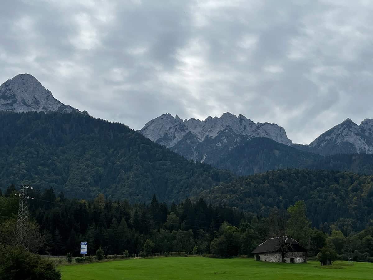 Alpenpanorama mit grünen Wiesen und schroffen Gipfeln nahe Tarvisio, Natur pur auf der Radreise