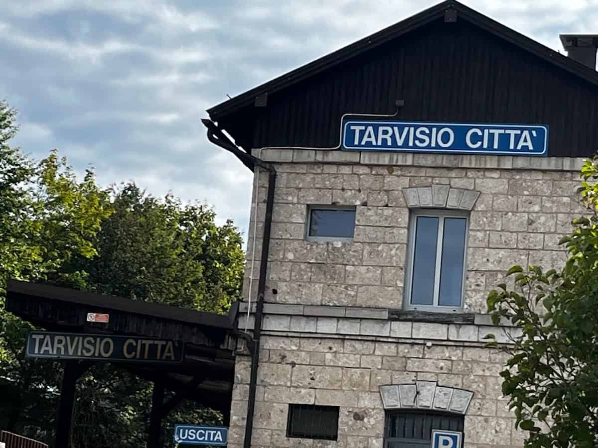 Historisches Bahnhofsgebäude Tarvisio Città an der Alpe-Adria-Route, Symbol für Reisestationen