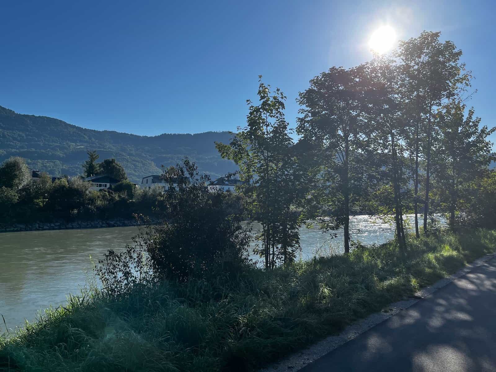 Die Salzach bei Golling mit Bergen und herbstlicher Vegetation