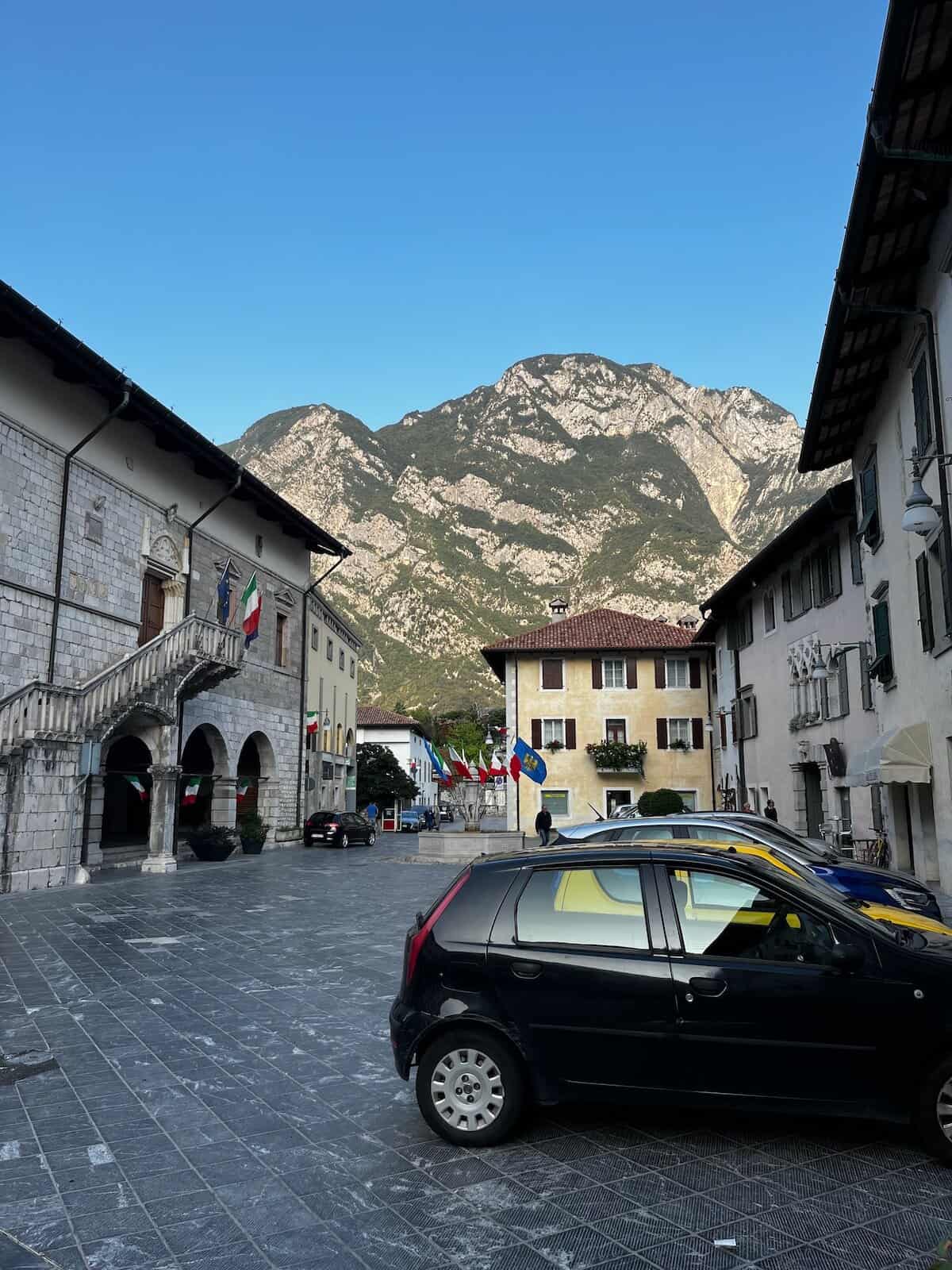 Historische Gasse in Venzone am frühen Morgen, Startpunkt des Alpe Adria Radweg Tag 7