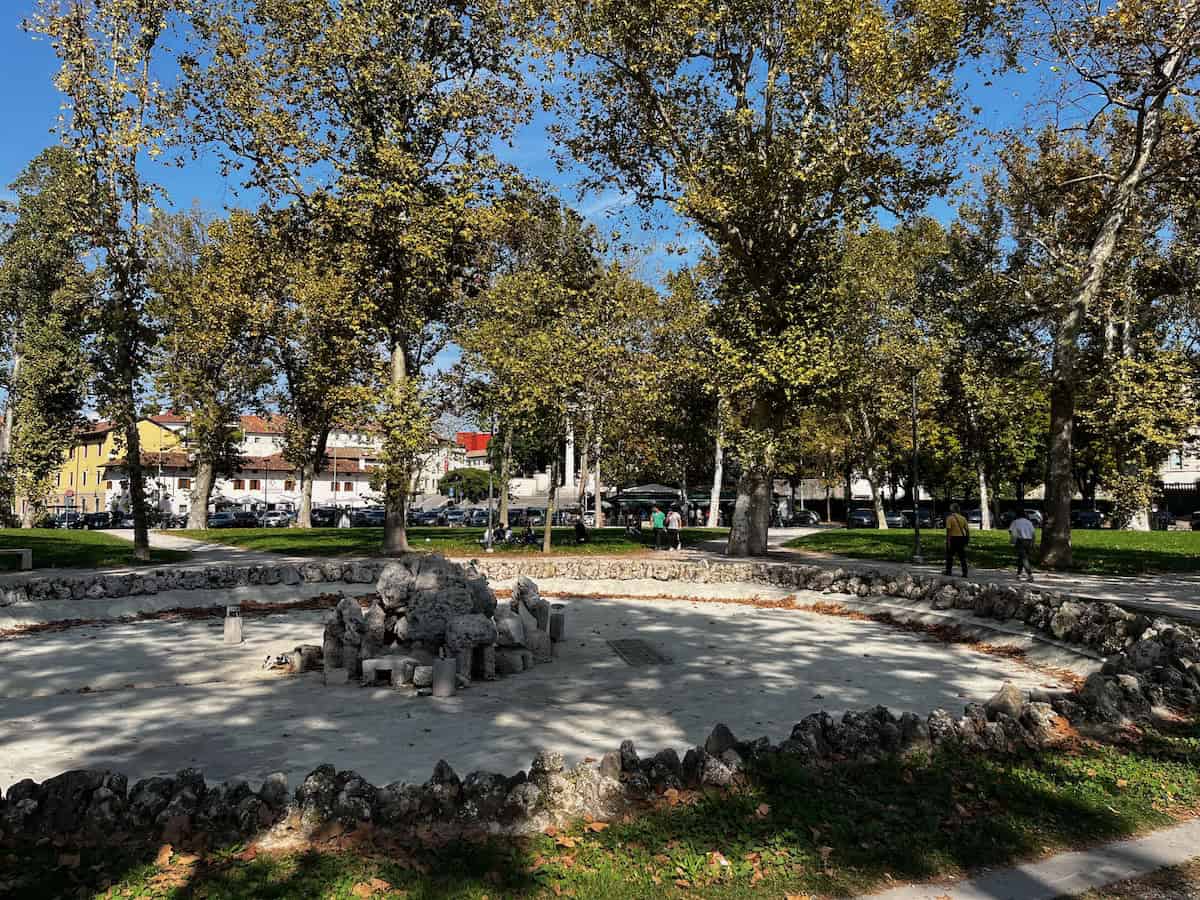 Parkanlage in Udine mit Brunnen und Bäumen, Ankommen am Alpe Adria Radweg Tag 7