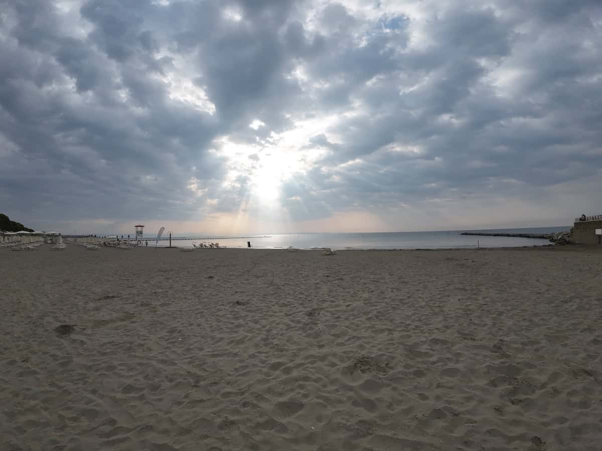 Dramatischer Himmel über dem Strand von Grado, ruhiger Moment nach der Radreise