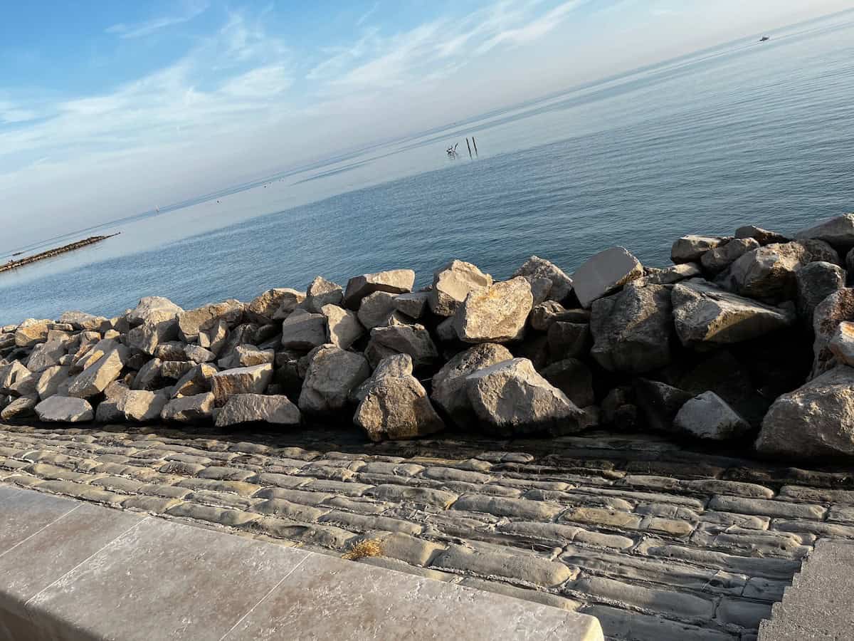 Steiniger Strand an der Adria in Grado, Meerblick nach der Alpe Adria Radreise