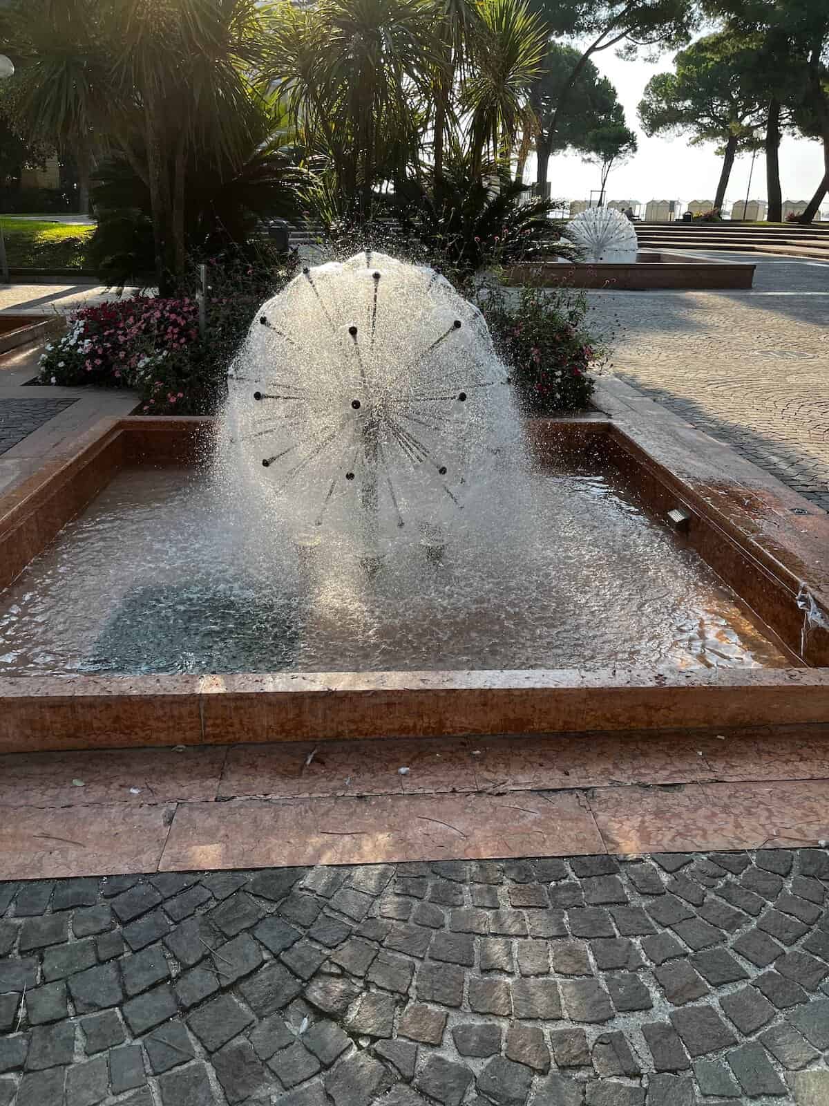 Brunnen im Stadtzentrum von Grado, entspannter Abend nach der letzten Etappe